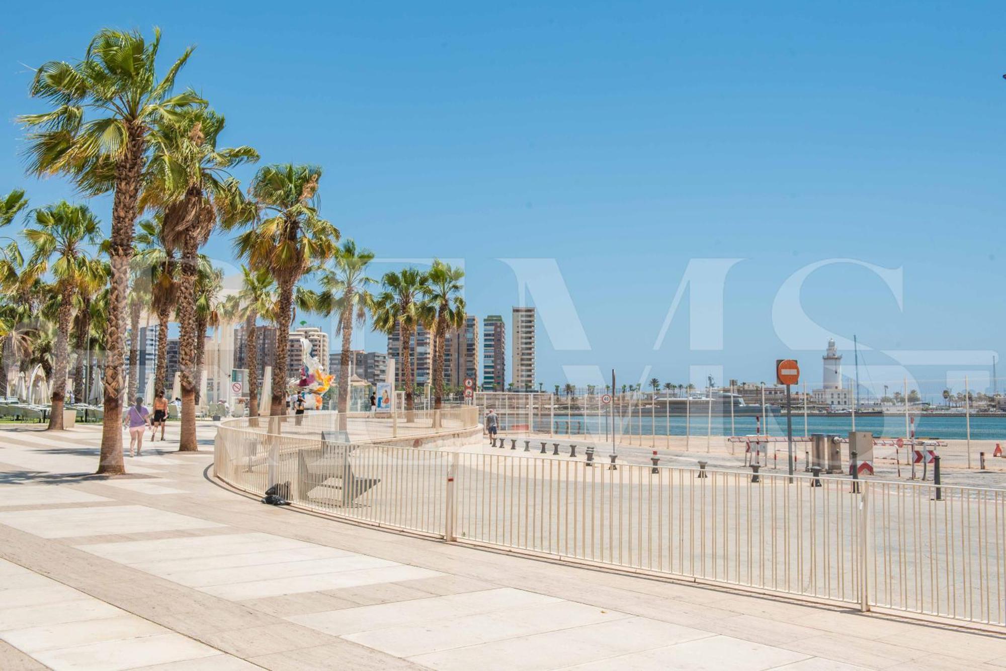 Apartment Elegant Coastal Charm With Unique Views By Rems Málaga