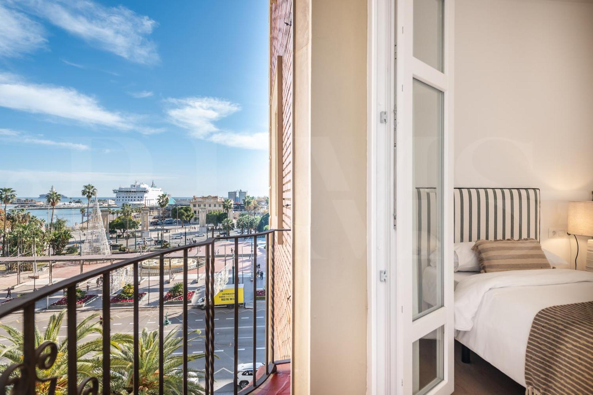 Apartment Elegant Coastal Charm With Unique Views By Rems Málaga